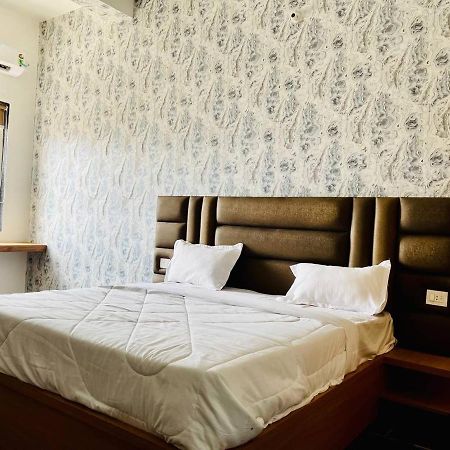 Hotel B P Emerald Mathura Exterior photo
