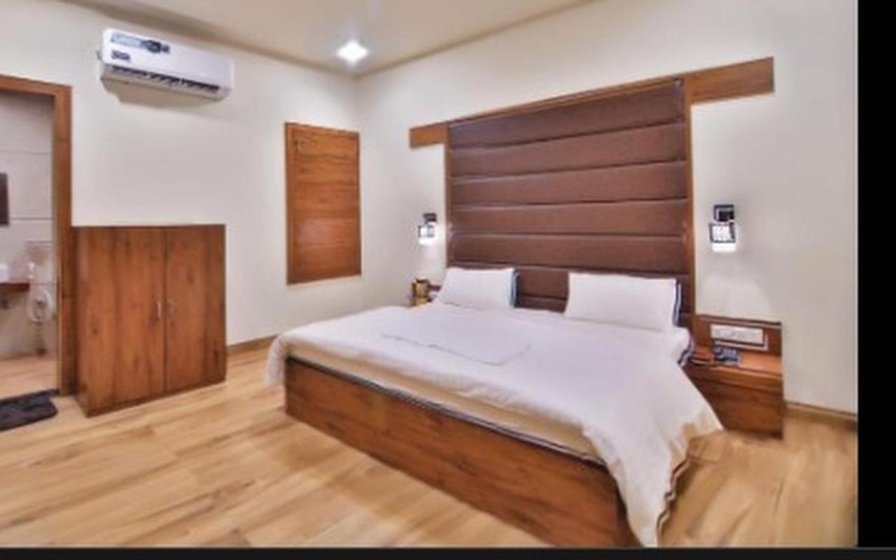 Hotel B P Emerald Mathura Exterior photo