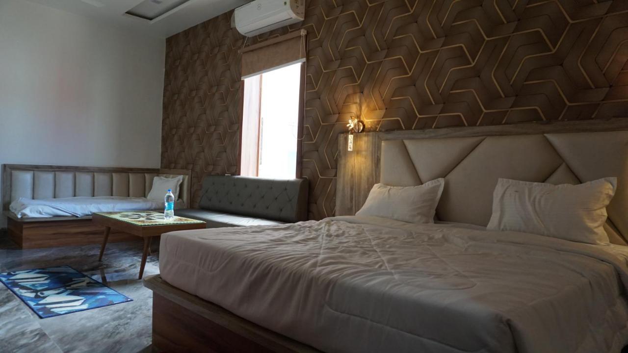 Hotel B P Emerald Mathura Exterior photo