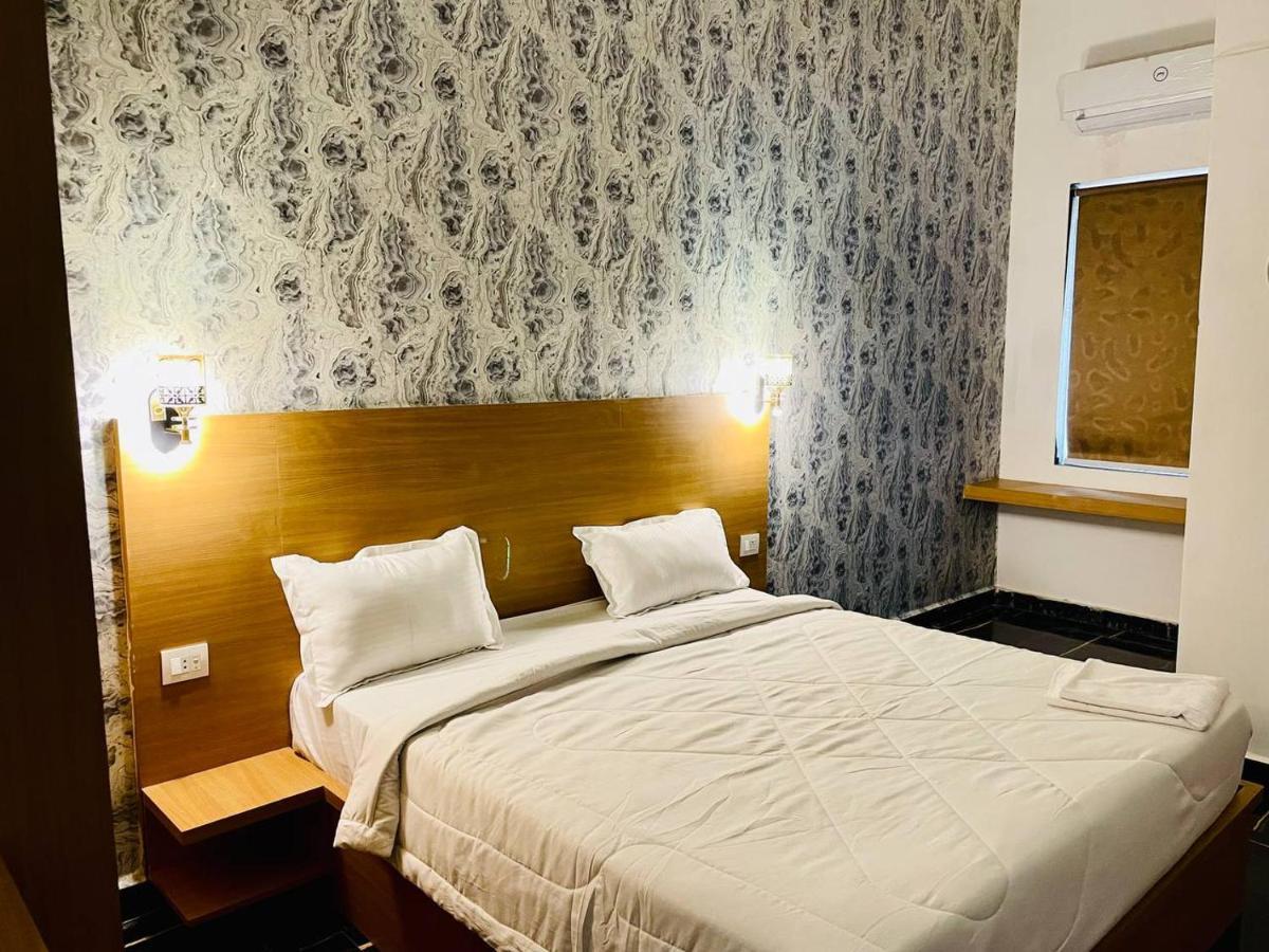 Hotel B P Emerald Mathura Exterior photo